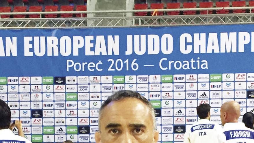 El judoca Pedro Alonso, en Porec, con sus dos medallas de plata.