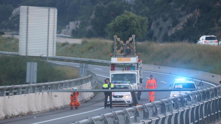 Operaris retirant la barricada