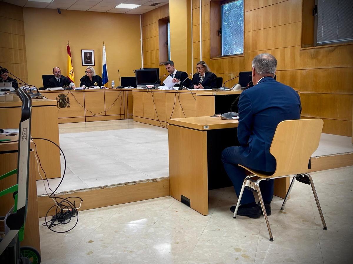 El notario que redactó el escrito que otorgaba el poder para administrar los bienes de la anciana.