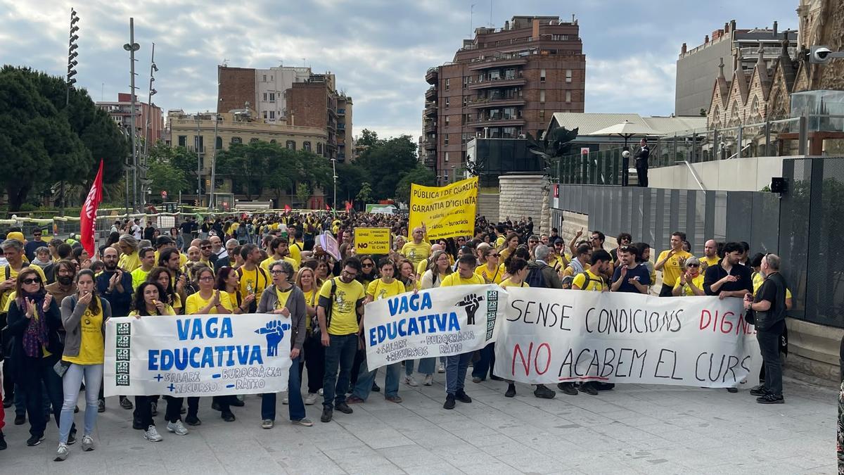Profesores en huelga se manifiestan ante la Sagrada Família
