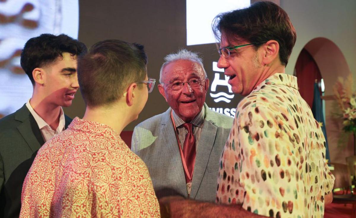 Pere Vilàs, acompañado de sus familiares.  | TONI ESCOBAR