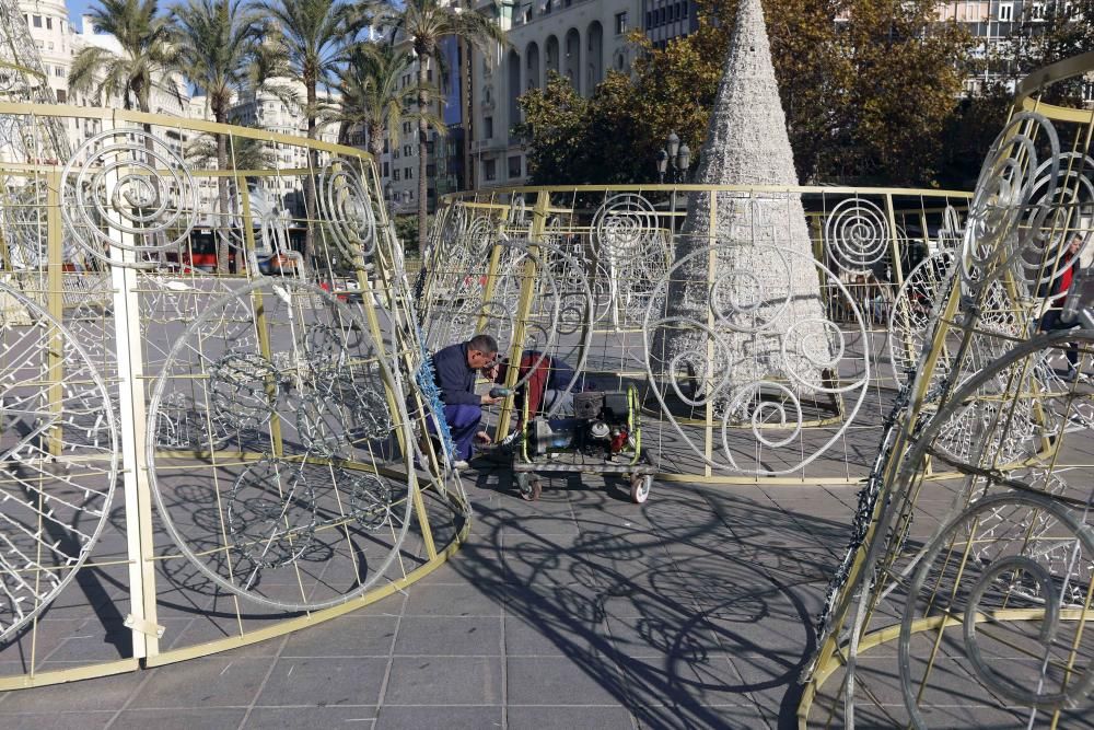 Montaje del árbol de navidad del Ayuntamiento de València