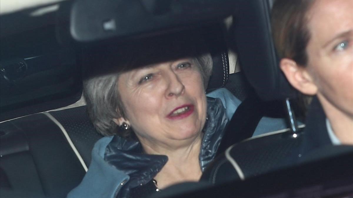 Theresa May sale del Parlamento británico, este jueves en Londres.