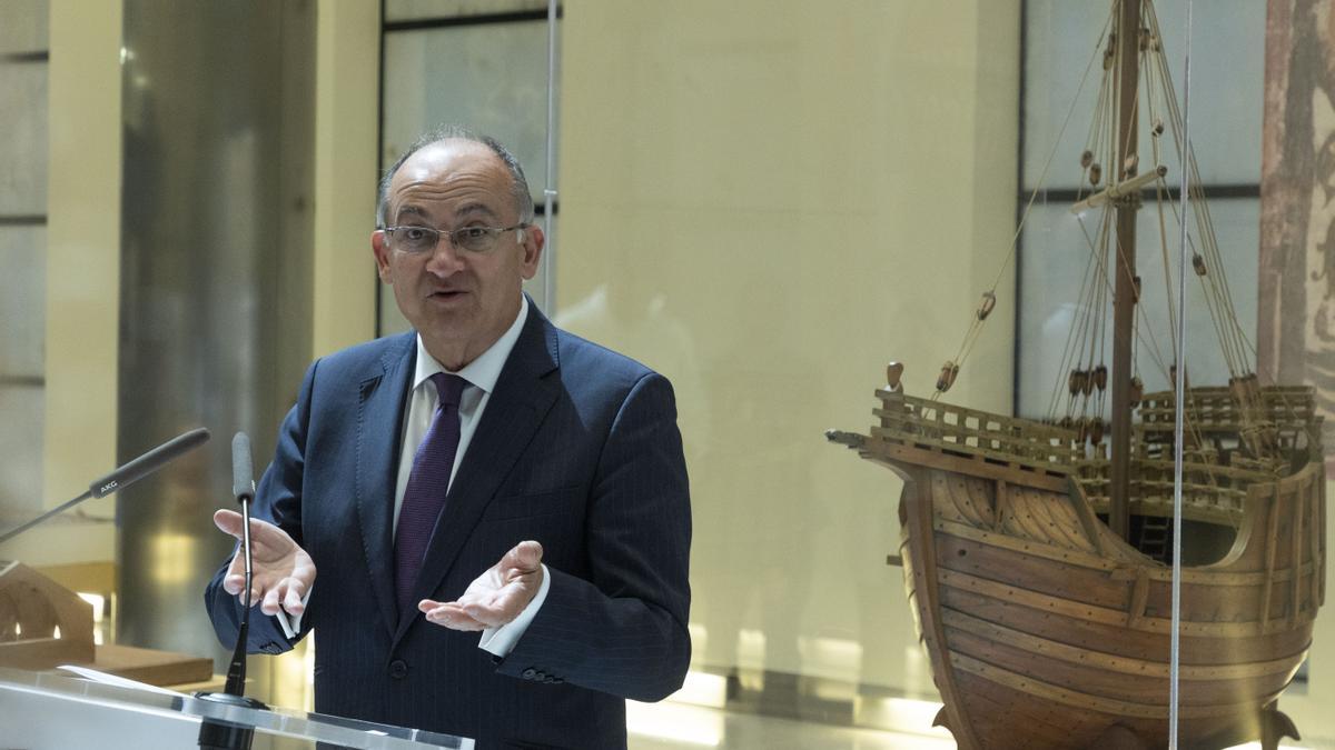 El presidente de la Autoridad Portuaria de València, Joan Calabuig, en la presentación de la muestra.