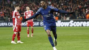 Dembélé celebra el 0-2 del PSG al Brest en el último suspiro de la primera mitad.