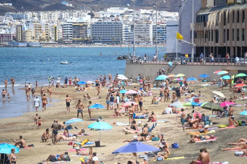 06-09-20  GRAN CANARIA. PLAYA DE LAS CANTERAS.  LAS PALMAS DE GRAN CANARIA. Reportaje de jóvenes y Covid por la ciudad. Fotos: Juan Castro.  | 06/09/2020 | Fotógrafo: Juan Carlos Castro