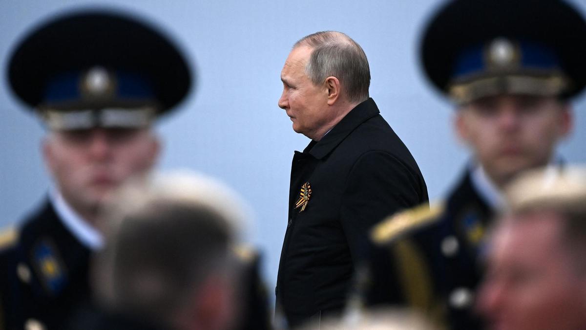 El presidente ruso, Vladimir Putin, llega para ver el desfile militar del Día de la Victoria en la Plaza Roja en el centro de Moscú el 9 de mayo de 2022.
