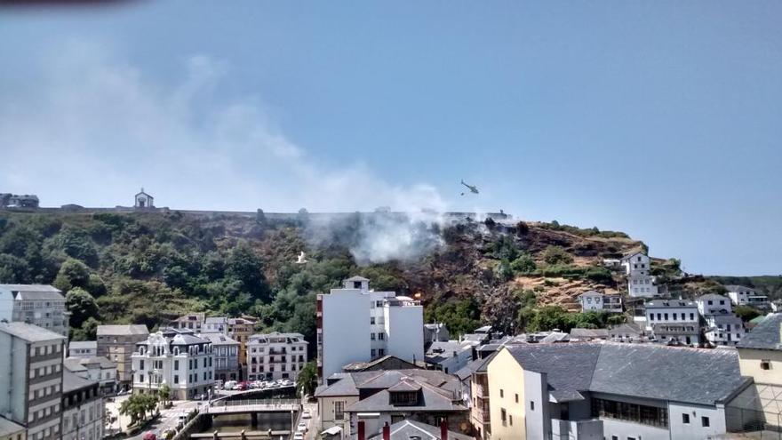 Se reactiva el incendio del barrio de La Pescadería de Luarca