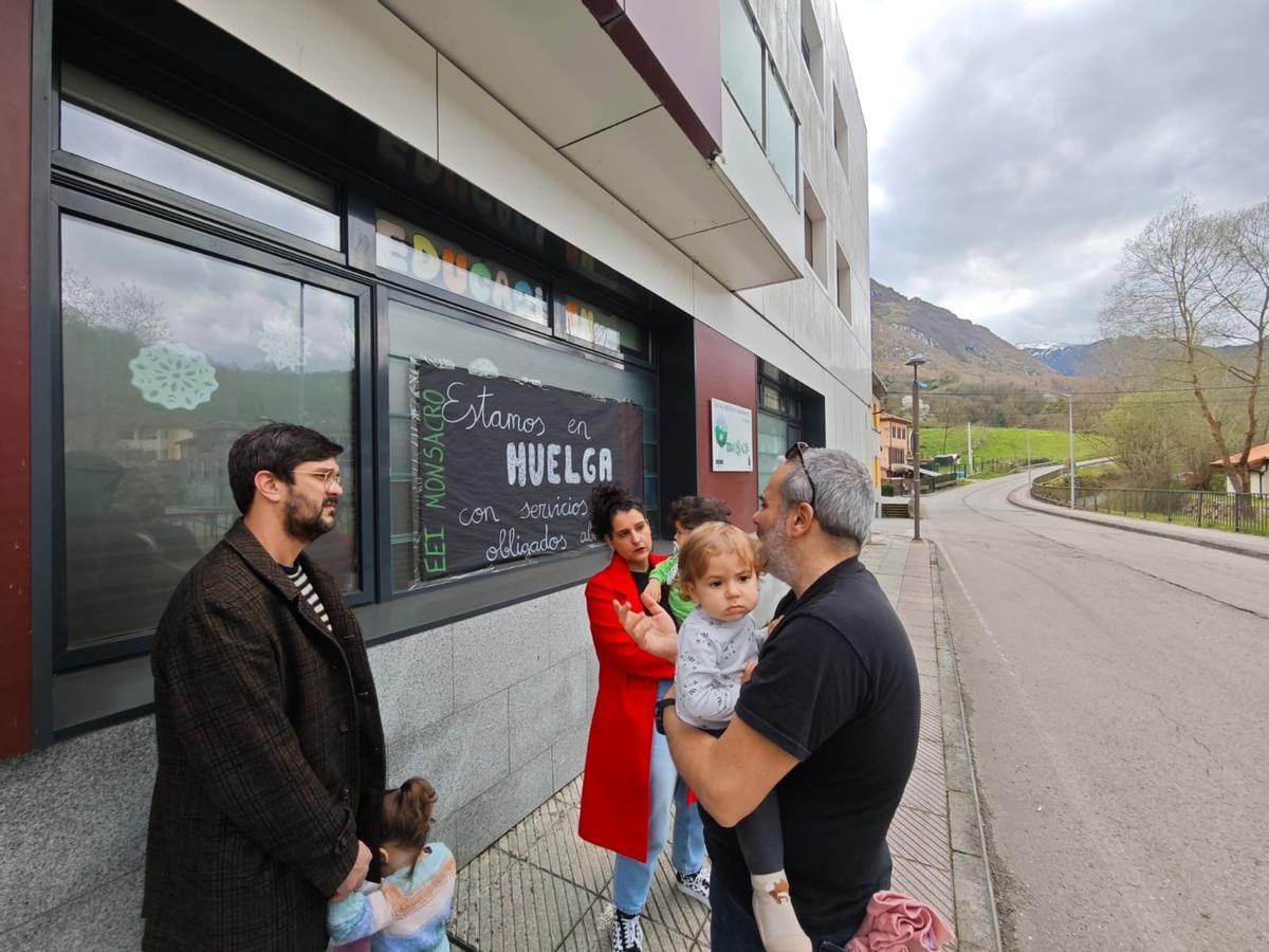 Un grupo de padres, recogiendo a sus hijos en la escuelina de Santa Eulalia.