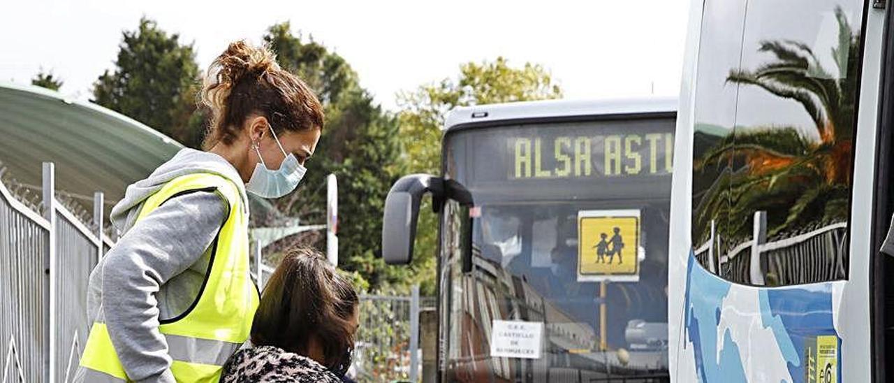 Una alumna accede al autobús en Castiello.