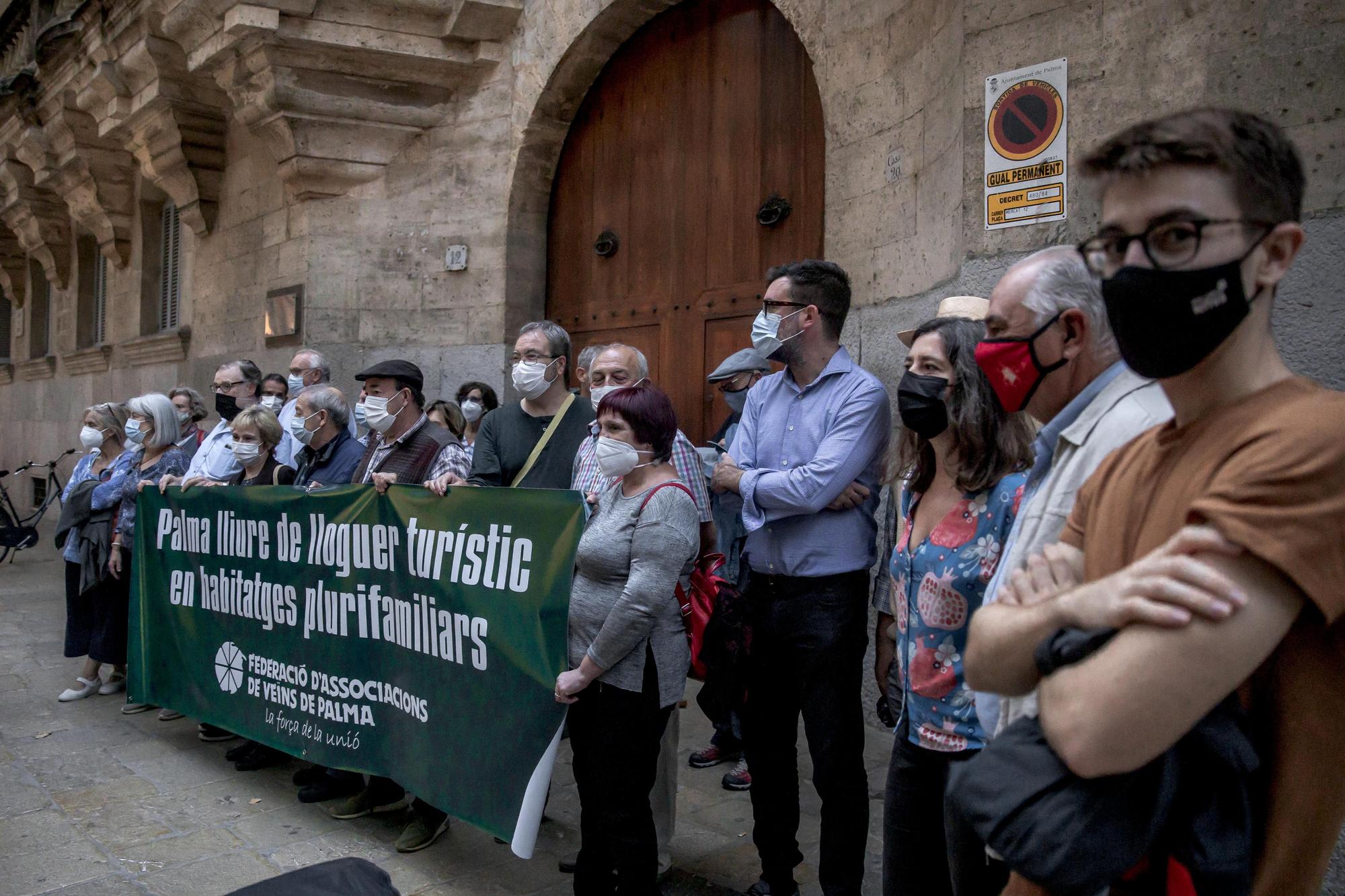 Unas 60 personas protestan ante el TSJB por su sentencia sobre el alquiler turístico