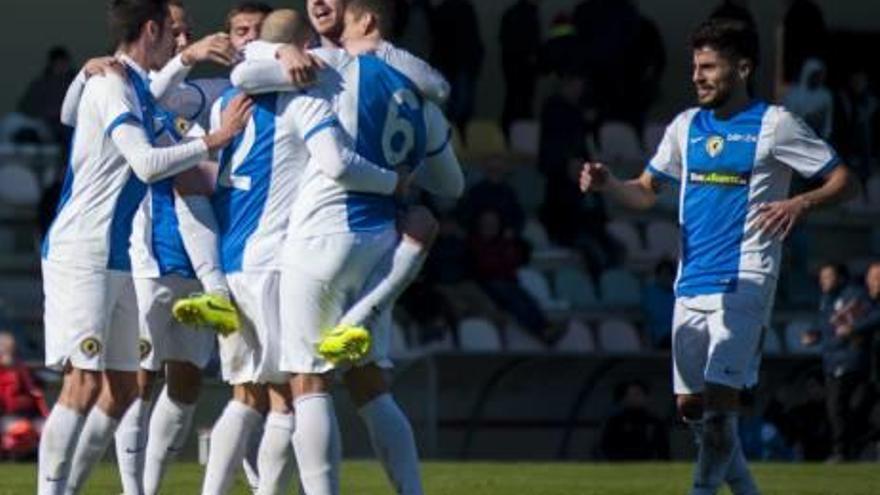 Celebración del gol de Chechu Flores que cerró el marcador.