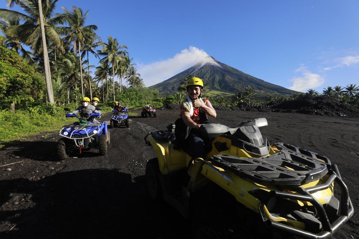 El volcán Mayón sigue activo en Filipinas