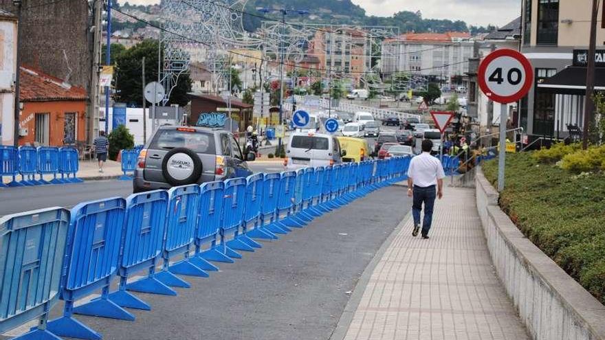 Vallas instaladas en la avenida de A Coruña para las fiestas de O Burgo, en 2016.