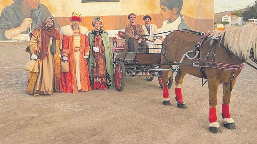 Melchor, Gaspar y Baltasar llegaron al municipio de Betancuria a bordo de una carroza tirada por un caballo, ayer. | | LP/DLP