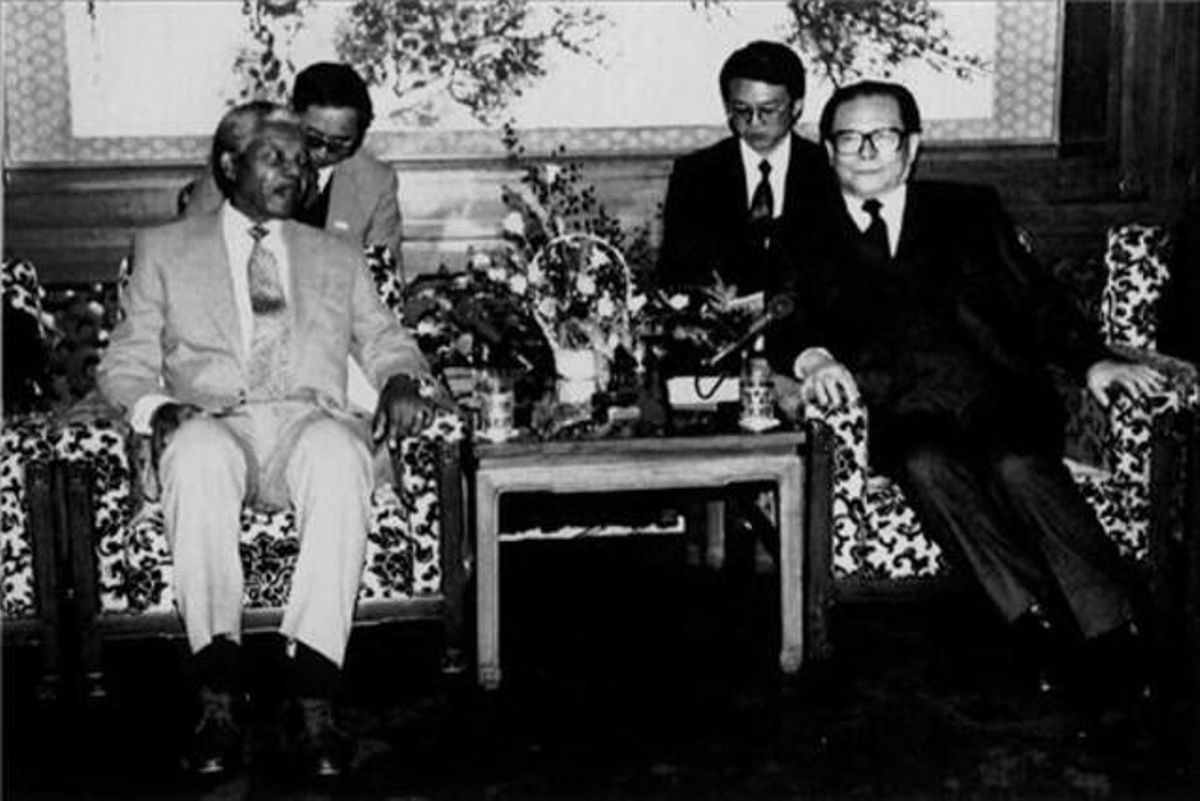 Mandela es reuneix amb el secretari general del Partit Comunista xinès el 6 d’octubre de 1992.