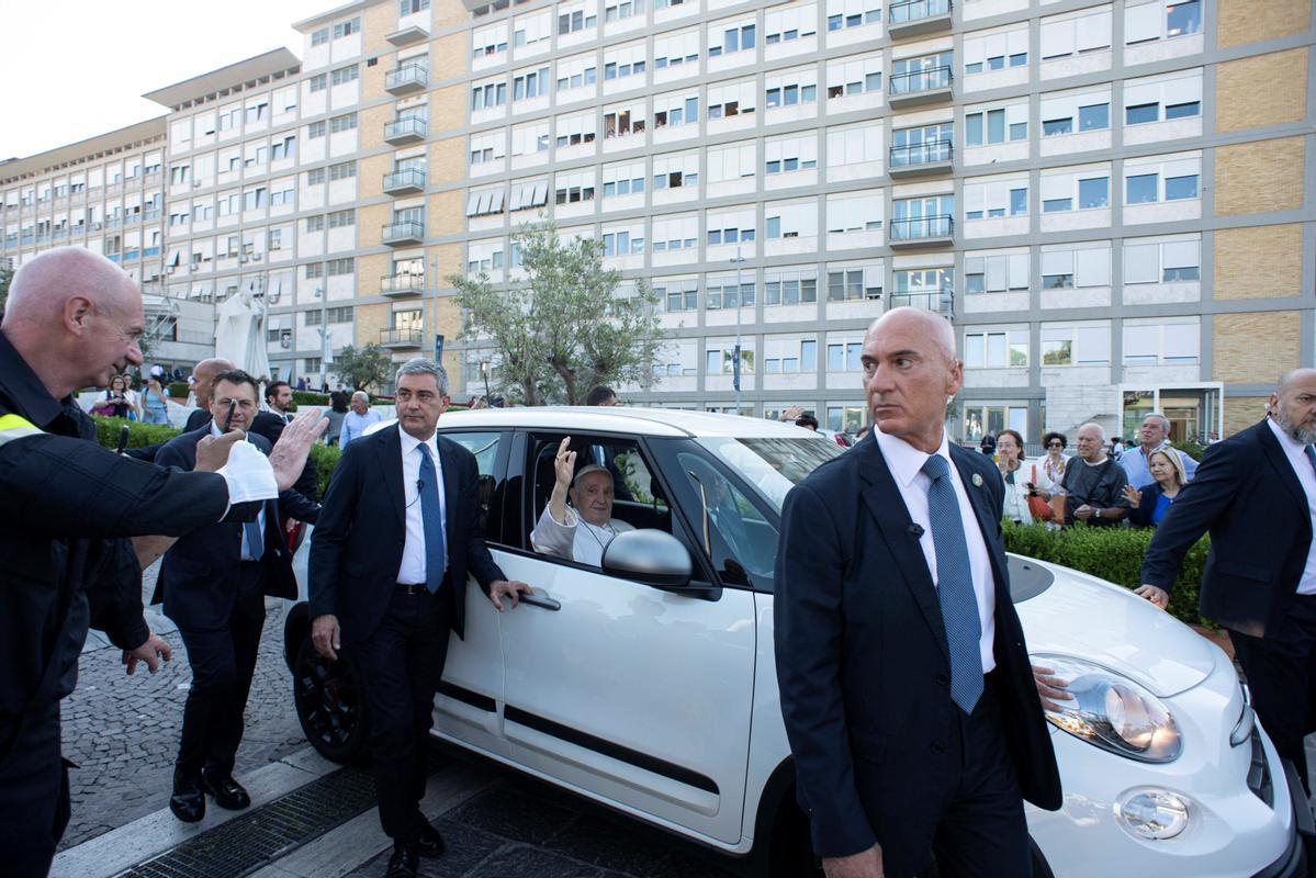 El Papa sale del hospital tras ser operado de una hernia abdominal