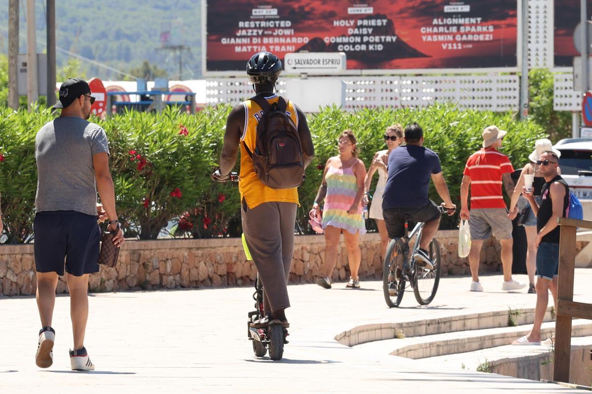 Galería: campaña de concienciación y control sobre la circulación de patinetes eléctricos en Sant Antoni