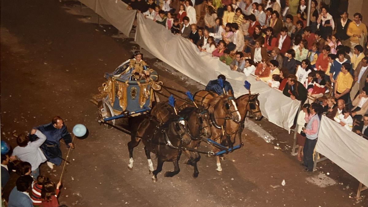 Nieves Castellar, encarnaba al personaje de Domicia Longina, en una cuadriga del cortejo azul por la carrera principal de la Semana Santa lorquina.