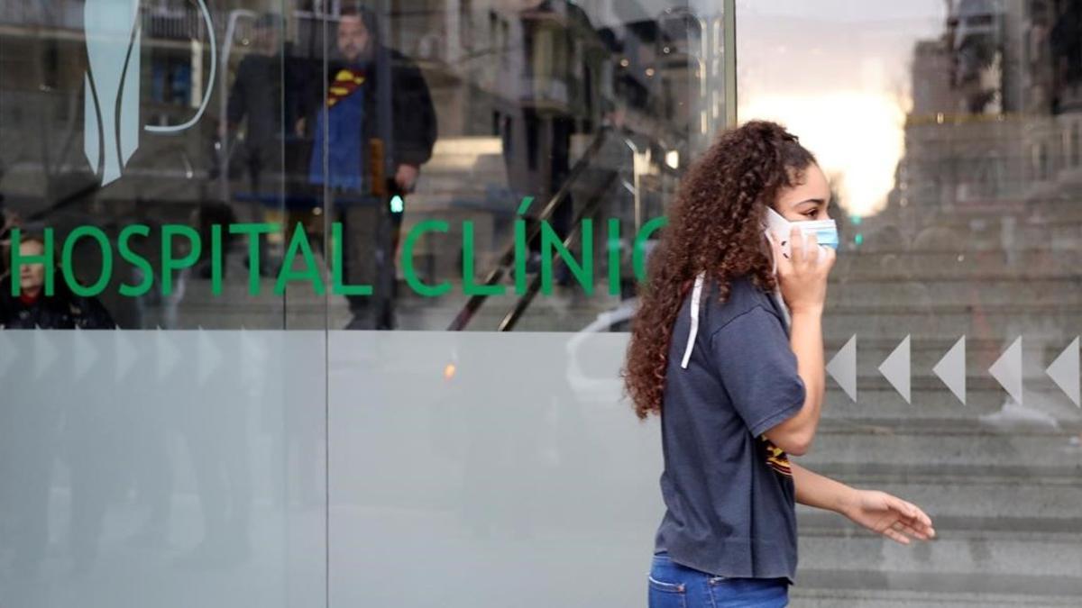 Mujer con mascarilla ante el Hospital Clínic de Barcelona.