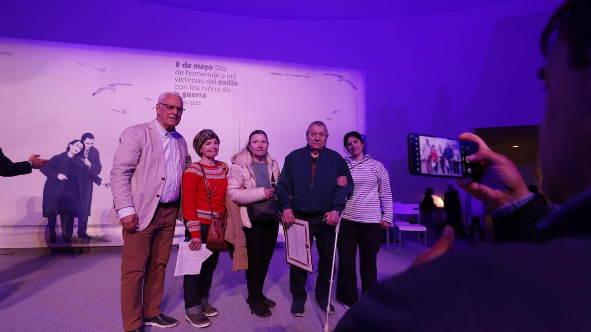 EN IMÁGENES: El homenaje a los niños de la Guerra en Avilés
