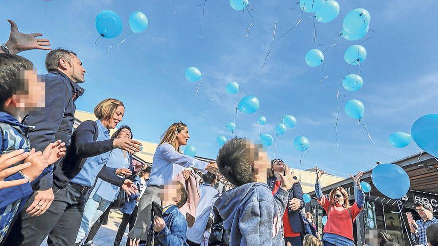 Unos niños con autismo lanzan globos azules en la celebración del Día del Autismo en Orihuela.