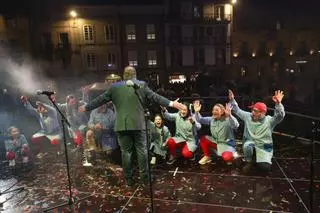 En imágenes: El concurso de murgas de Avilés bajo la lluvia