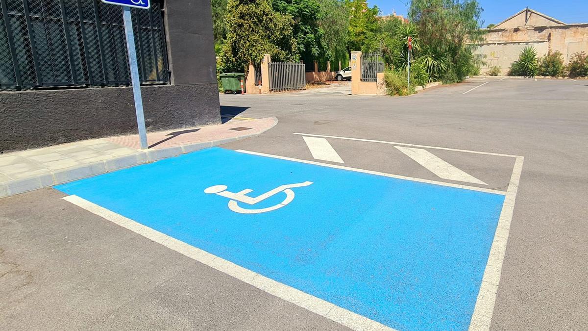 Plaza de aparcamiento reservada para personas con movilidad reducida en Elda.