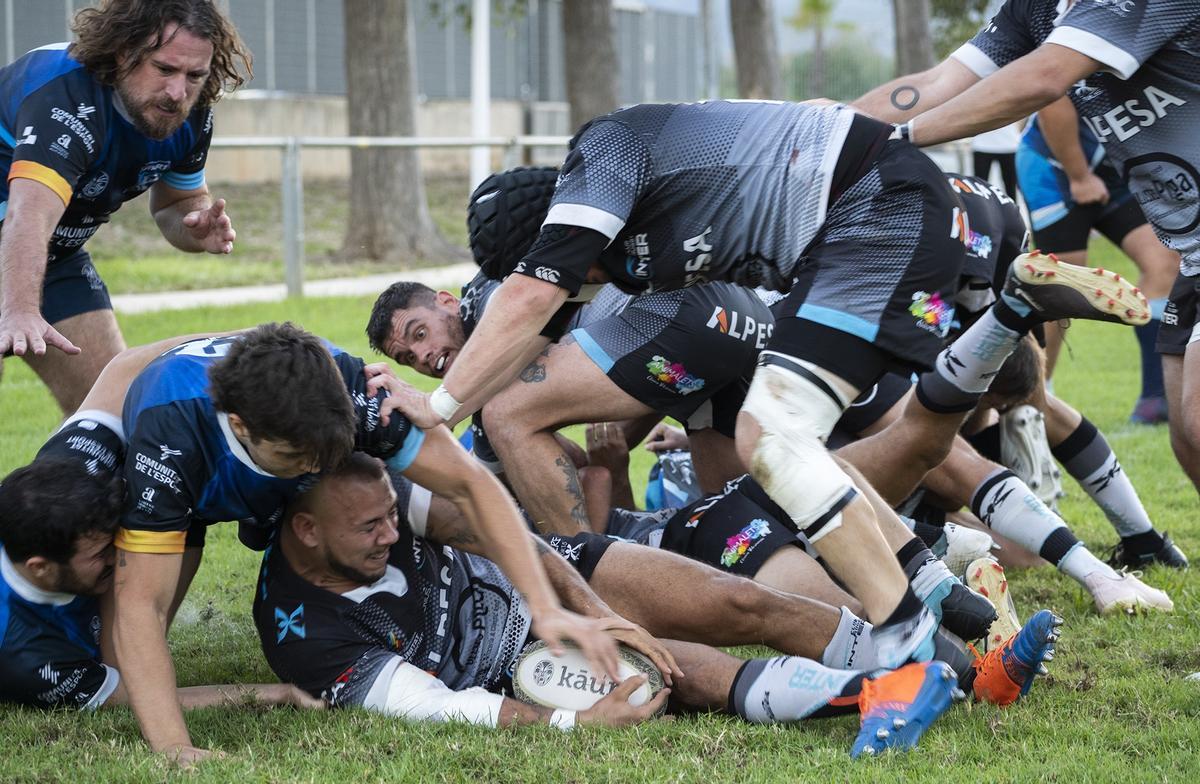 Lance del partido entre el Inter y el Akra.