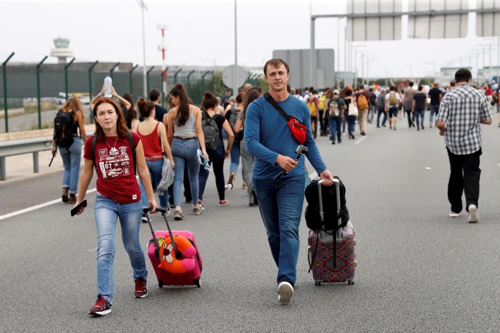 Milers de persones a l'aeroport del Prat