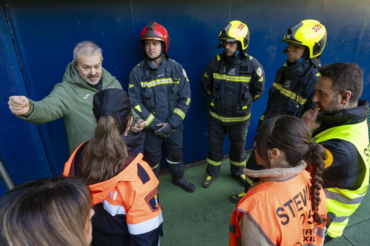 El simulacro de evacuación estuvo coordinado por el Área de Operaciones y Seguridad del Villarreal CF, con Manuel Casarrubio al frente.
