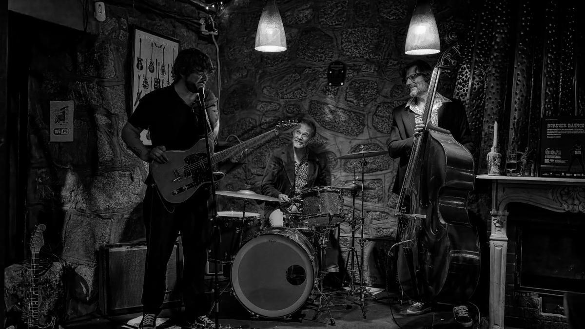 Jazz vespertino con Santi Guillén Trío en La Puerta Falsa de Murcia para cerrar marzo.