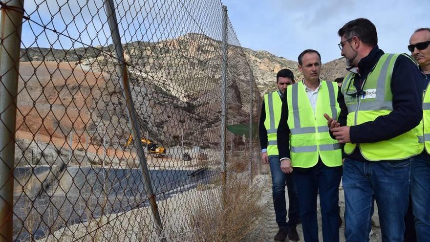 El consejero Celdrán visitó ayer los trabajos de restauración del vertedero.