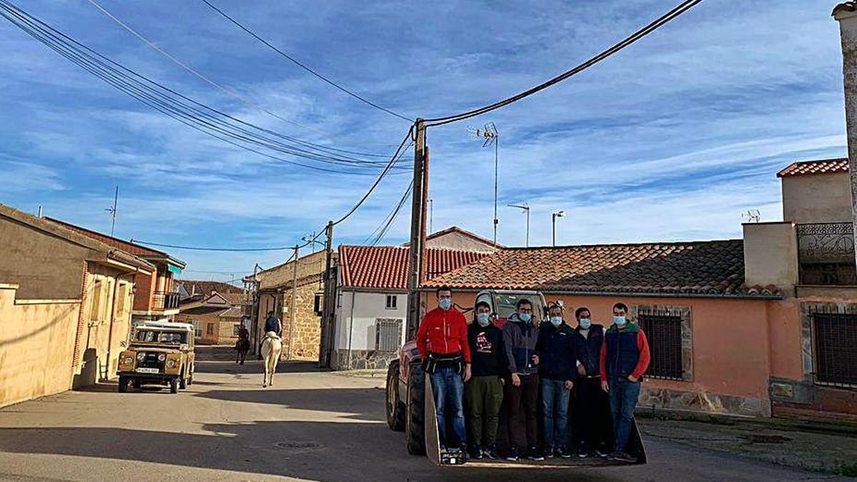 Jóvenes que han colaborado en la instalación del alumbrado. | Cedida