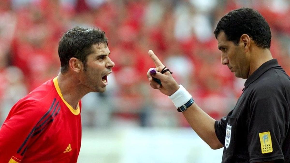 Fernando Hierro protesta una decisión del arbitro egipcio Gamal Al-Ghandour durante el partido de los cuartos de final contra Corea del Sur del Mundial del 2002.