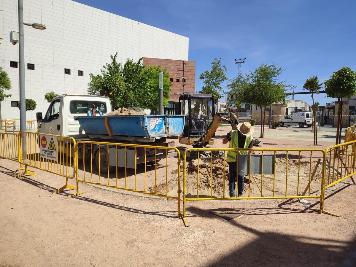 Un trabajador en las obras de remodelación de la plaza.