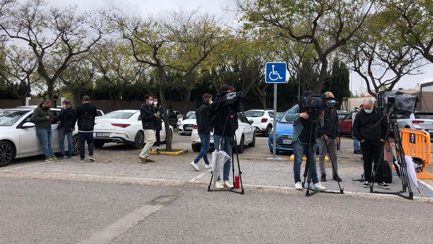 Expectación en la ciudad deportiva del Valencia CF ante la destitución de Javi Gracia