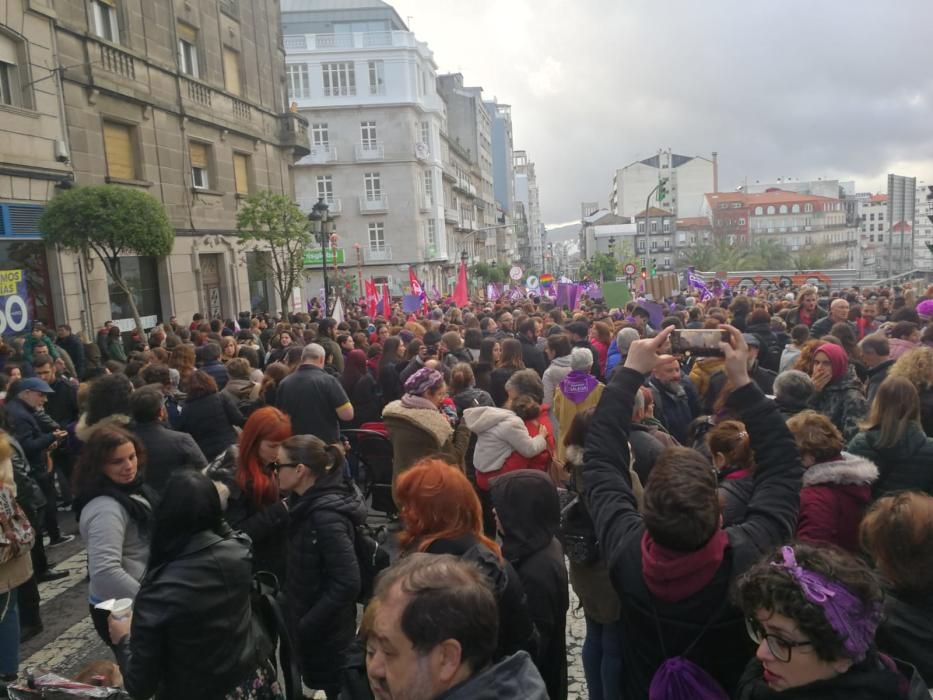 Decenas de miles de viguesas y vigueses vuelven a manifestarse este 8M para reclamar cambios en el sistema.