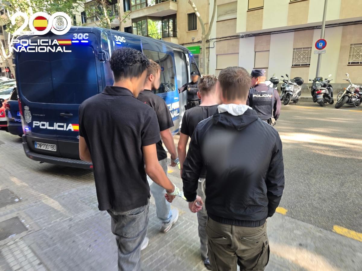 La Policía traslada a varios de los detenidos por la pelea al jugado de guardia de Palma.