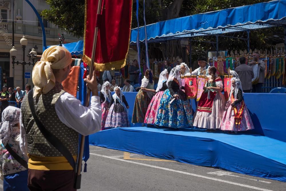 El Desfile de Entrega de Premios culmina con la entrega de más de 600 galardones a hogueras y barracas