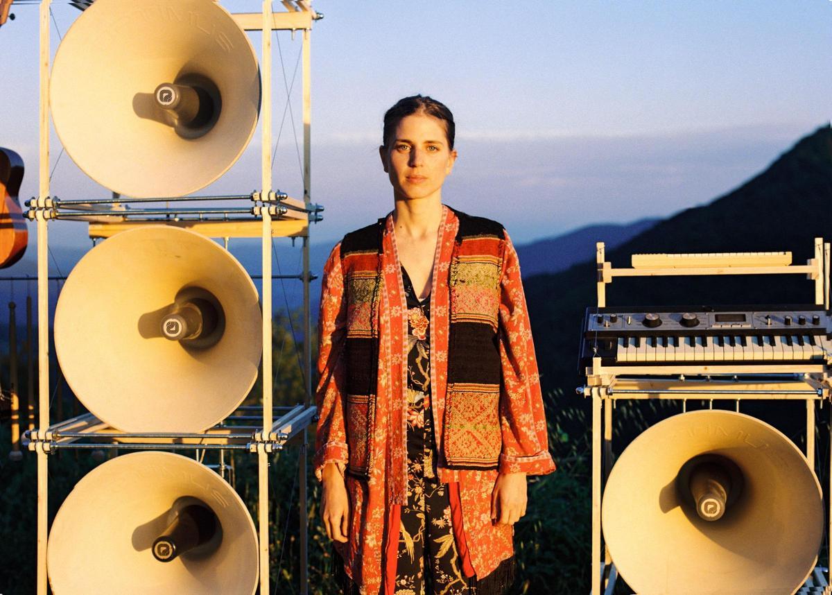 Lucia Fumero és pianista i cantant nascuda a Barcelona, d'arrels argentines i suïsses.