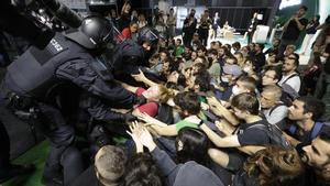 Els activistes provivenda bloquegen un saló de fons d’inversió immobiliari a Barcelona