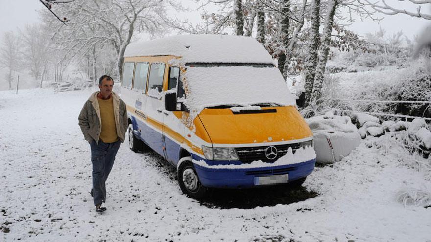 Vehículo atrapado por la nieve a la altura de Montederramo, en Ourense.