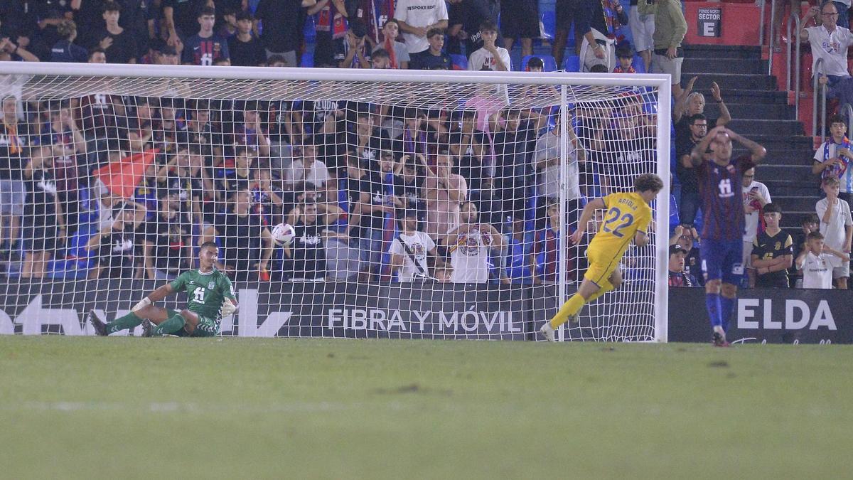 Dumic y Guille Vallejo se lamenta tras el gol del empate a dos del Alcorcón