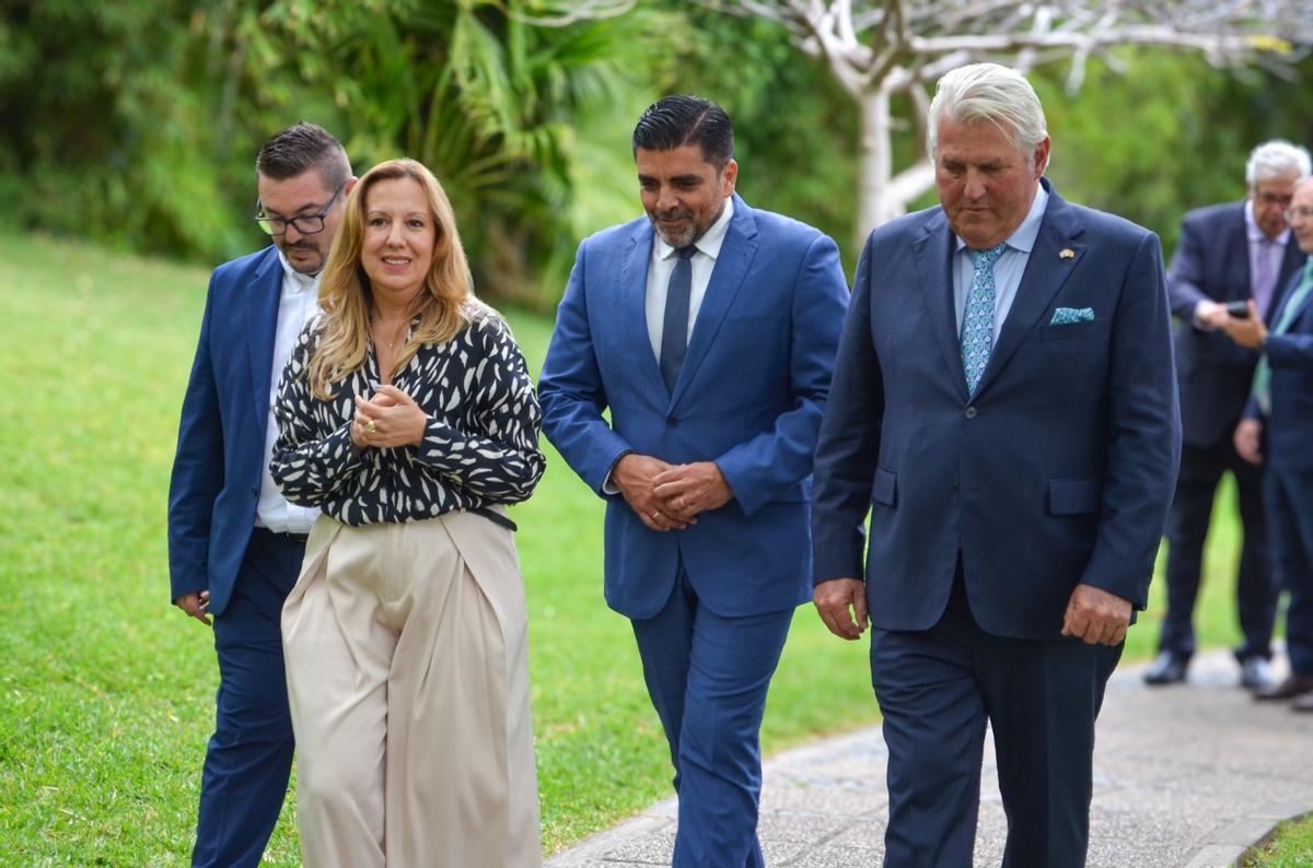 De izquierda a derecha: Amado Carballo, vicepresidente 2º del Cabildo de El Hierro; Rosa Dávila, presidenta del Cabildo de Tenerife; Héctor Cabrera, vicepresidente 4º del Cabildo de La Gomera; y Stanley Weytjens, decano y cónsul honorario de los Países Bajos.