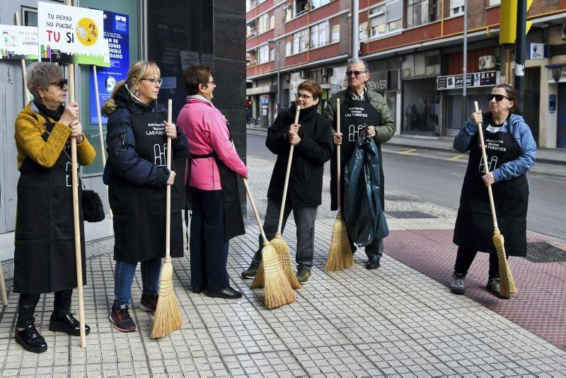 'Escobada' vecinal en Las Fuentes