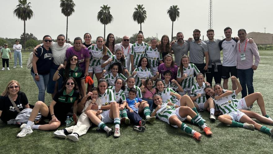 La plantilla y cuerpo técnico del Córdoba CF Femenino celebran el triunfo ante el Albacete Globalcaja.