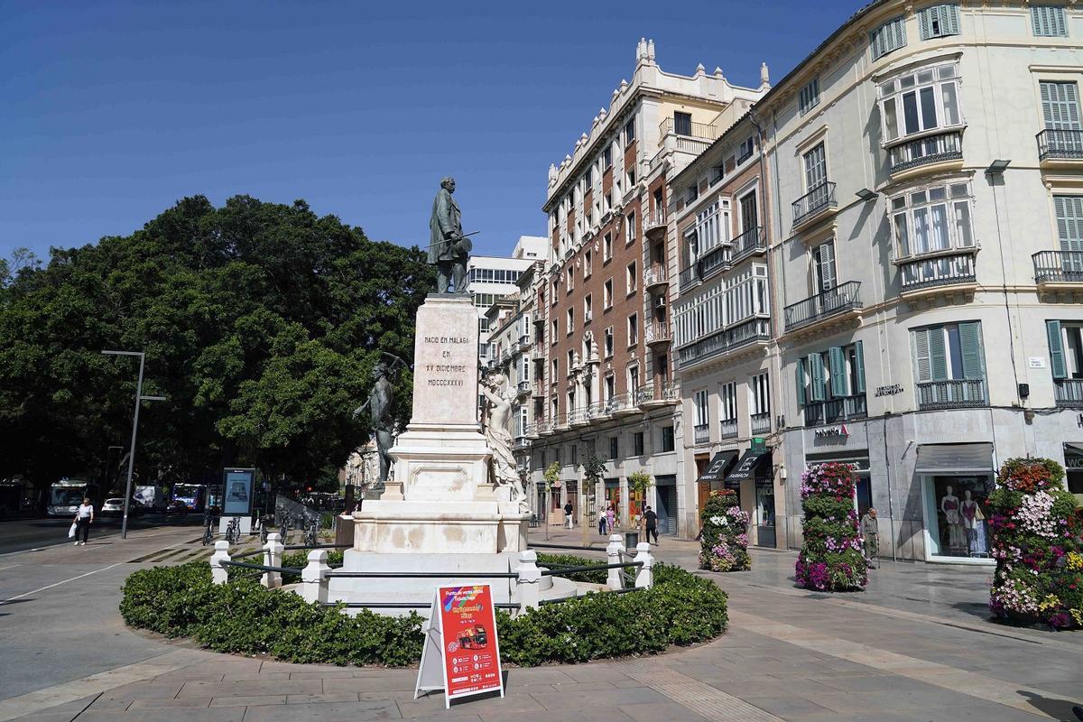 Monumento al II marqués de Larios, continuador de la saga familiar.