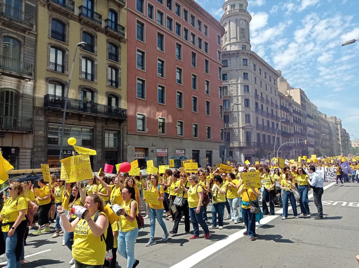 Manifestants a Barcelona amb les samarretes grogues que caracteritzen les mobilitzacions del col·lectiu educatiu