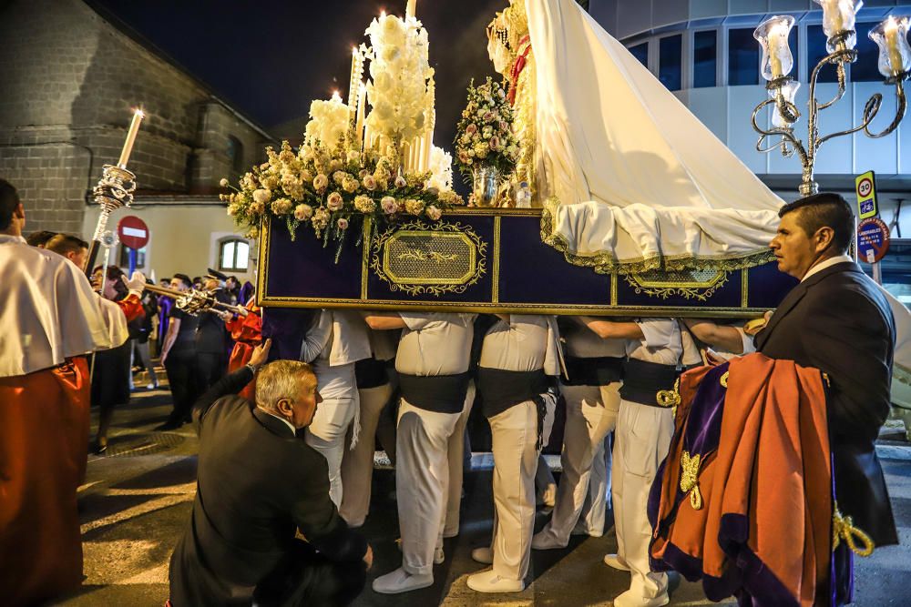 La imagen de María Santísima de la Victoria procesiona por primera vez en Torrevieja portada por 21 costaleros y costaleras